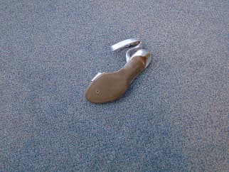 LADIES DRESS SANDAL SILVER IN COLOUR WITH VAMP MADE OF A SINGLE STRAP. UPPER OF LEATHER. RUBBER SOLE. SANDAL WRAPS AROUND THE ANKLE WITH A SINGLE STRAP THAT FASTENS WITH A BUCKLE. WITH SOLE AND HEEL COMBINED HAVING A HEIGHT OF MORE THAN 3CM (6CM SLIM HEEL). NOT COVERING THE ANKLE. WITH BRAND INSCRIPTION ON BOTH INNER AND OUTER SOLE.