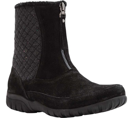 A LADIES BOOT WITH SUEDE AND TEXTILE UPPER WHERE THE SUEDE PREDOMINATES. WITH RUBBER SOLE. COVERS THE ANKLE BUT NOT THE CALF.  ZIP AT FRONT AND SIDE OF BOOT. WITH 2CM WEDGE HEEL. WITH INSOLES OF A LENGTH OF MORE THAN 24CMS. BLACK IN COLOUR.