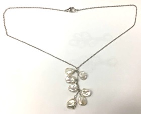 STERLING SILVER 45CM CABLE CHAIN NECKLACE
APPROX 7 FRESH WATER CULTURED 8.5-10MM WHITE KESHI PEARLS ATTACHED TO A SEGMENT OF THE CHAIN WHICH DROPS FROM THE CENTER.
SECURED WITH A POLISHED LOBSTER LOCK ALSO IN STERLING SILVER.