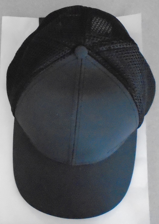 A PEAKED CAP WITH WATER REPELLANT FINISH. TRUCKER CAP DESIGN. WITH COOLING MESH PANELS ON SIDE AND REAR, WITH LOGO ON THE FRONT AND ON PLASTIC HEADSIZE ADJUSTMENT STRAP AT THE BACK.
60% POLYESTER 40% NYLON - MESH 100% POLYESTER. COLOUR BLACK.