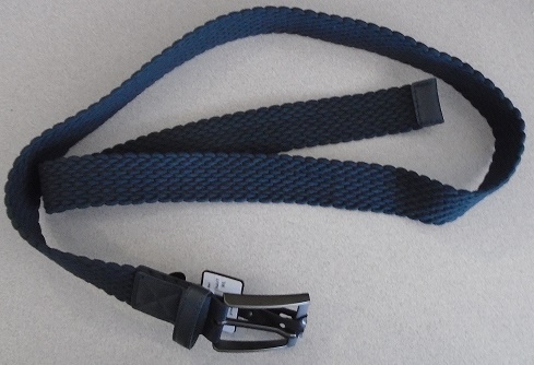 A KNITTED, ELASTICATED BELT MEASURING 115CM (L), 3CM (W)
MADE FROM 12 KNITTED TEXTILE STRANDS STITCHED TOGETHER LENGTHWISE TO FORM A WEB. WITH ANODISED BUCKLE AT ONE END AND OVER-SEWN TAB AT THE OTHER END WITH LOGO. 
NAVY BLUE IN COLOUR.