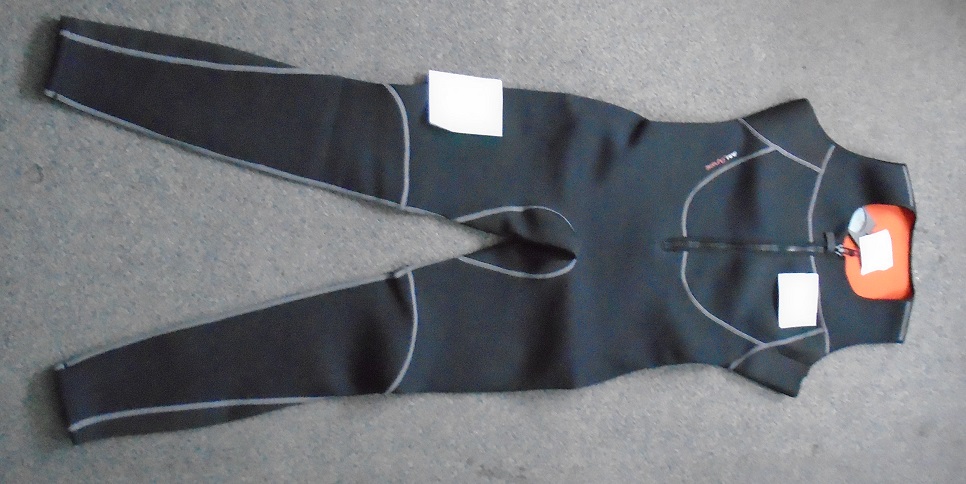 AN ALL IN ONE GARMENT. REACHING  FROM THE SHOULDERS TO THE ANKLES. ROUND NECK, WITHOUT SLEEVES, AND HAS A ZIP FASTENING GOING DOWN TO THE MIDDLE OF THE BODY. NEAR THE TOP OF THE ZIP IS A SMALL LEFT OVER RIGHT VELCRO FASTENING. MADE OF A KNITTED RUBBERISED FABRIC, 98% NEOPRENE AND 2% ELASTANE. HAS ABRASION RESISTANT PANELS ON THE SEAT. LOGOS ON UPPER LEFT AND ON RIGHT LEG. FOR USE IN SAILING.