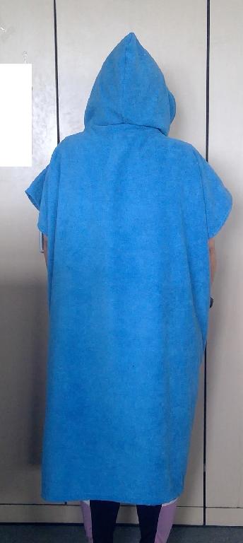 KNITTED PONCHO STYLE TOWELLING BATHROBE FOR UNISEX (DOES NOT HAVE AN OPENING).  PULL ON OVER THE HEAD WITH HOOD. ROBE HAS A FRONT POCKET.  BLUE IN COLOUR.  COMPANY LOGO EMBROIDERED ON THE FRONT.  MADE FROM 80% POLYESTER AND 20% POLYAMIDE.  MEASURES (FROM TOP OF HOOD, WHEN FLAT) APPROXIMATELY 138CM IN LENGTH AND APPROXIMATELY 80CM IN WIDTH.  WHEN WORN THE ROBE REACHES TO THE KNEES AND COVERS THE SHOULDERS. THE ROBE CAN BE FOLDED UP AND STORED IN A PACKAWAY BAG.