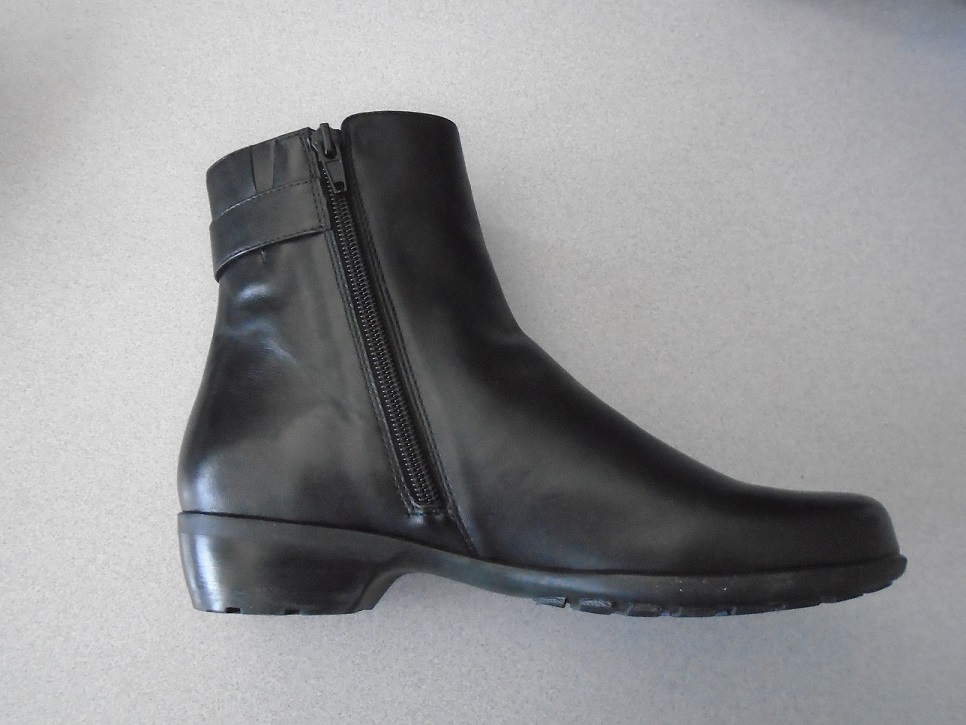 A LADIES BOOT WITH UPPERS OF LEATHER AND AN OUTER SOLE OF RUBBER. THE BOOT COVERS THE ANKLE BUT NO PART OF THE CALF AND HAS AN INSOLE OF A LENGTH OF MORE THAN 24CMS.
THE BOOT IS BLACK IN COLOUR WITH A SIDE ZIP AND A BUCKLE STRAP AROUND THE BACK OF THE BOOT. IT HAS A 3CM HEEL.