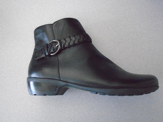 A LADIES ANKLE BOOT WITH UPPERS OF LEATHER AND AN OUTER SOLE OF RUBBER. THE BOOT COVERS THE ANKLE BUT NO PART OF THE CALF AND HAS AN INSOLE OF A LENGTH OF MORE THAN 24CMS.
THE BOOT IS BLACK IN COLOUR WITH A SIDE ZIP AND A WOVEN STRAP AROUND THE FRONT OF THE BOOT WITH A BUCKLE. IT HAS A 3CM HEEL.