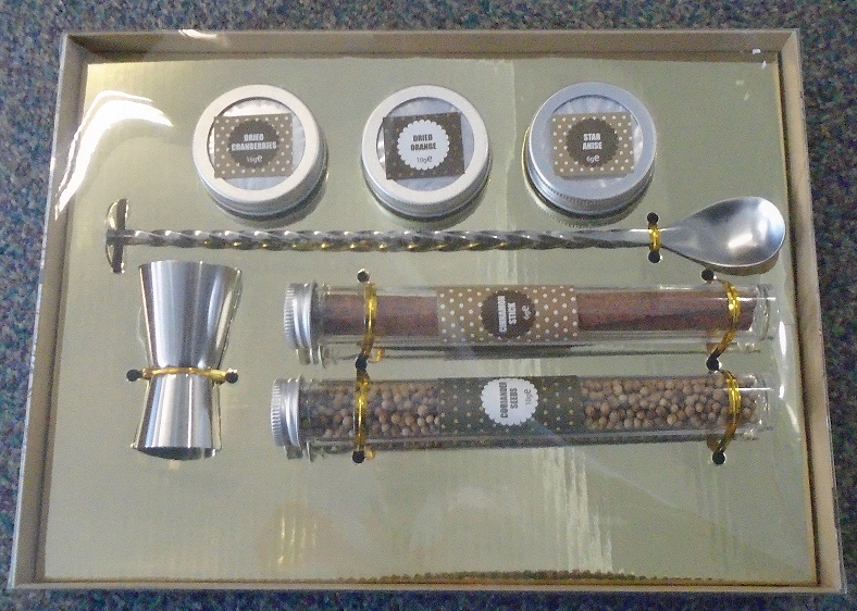 GIN-FUSION GIFT SET, IN A PRESENTATION BOX.
CINNAMON STICK: IN A TUBE, FOOD WEIGHT - 6G, 
CORIANDER SEEDS:IN A TUBE, FOOD WEIGHT - 10G, . 
DRIED CRANBERRIES:IN A POT, FOOD WEIGHT - 16 G,  
DRIED ORANGE,IN A POT, FOOD WEIGHT - 10G - . 
STAR ANISE: IN A POT, FOOD WEIGHT - 6G,  

MIXING SPOON - STAINLESS STEEL - 
15/30 GIN MEASURE - STAINLESS STEEL,
