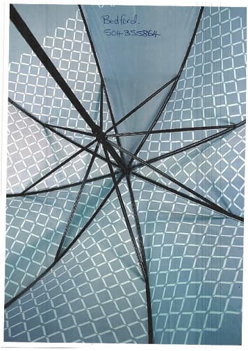 BESPOKE GOLF SIZE UMBRELLA. CHROME STEEL SHAFT AND RIBS. MANUAL OPENING. POLYESTER CANOPY IN GREY WITH WHITE SQUARE PATTERN ON IT.