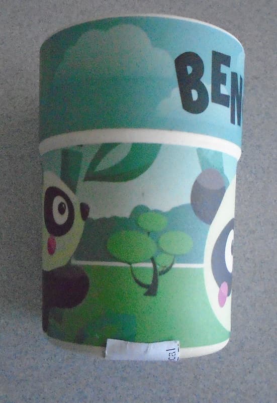 THIS CHILDS BEAKER IS MADE FROM A COMBINATION OF BAMBOO WITH CORN STARCH AND MELAMINE RESIN (RIGIDITY/STRUCTURE) AND IS WITHOUT A HANDLE. 

THE UNPATTERNED PORTIONS OF THE BEAKER ARE OF A CREAM COLOUR. MOST OF THE BEAKER IS OF A PETTERNED DESIGN INCORPORATING A PANDA IN 2 DIFFERENT POSES AMONG A BOAMBOO FOREST. THIS IS IN SHADES OF BLUE AND GREEN IN THE MAIN.  

APPROX DIMENSIONS: - 9.5CM LONG, 5.5 CM(BASE WIDTH) & 7CM(TOP WIDTH).