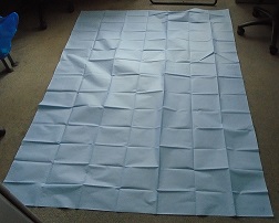 NONWOVEN TEXTILE. MADE FROM 100%  POLYPROPYLENE FIBRES, CONSISTING OF A FIVE LAYER STRUCTURE, SPUNBOND, MELTBLOWN, MELTBLOWN, MELTBLOWN, SPUNBOND (SMMMS). OF A WEIGHT 45G/M2. AVAILABLE IN SIZES MEASURING 75 X 75 CM.AND 112 X 150 CM.  COLOURED BLUE. INTENDED TO BE USED FOR SINGLE USE SURGICAL DRAPES.