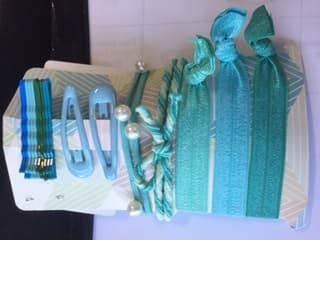 SET OF HAIR ACCESSORIES IN GREENS AND BLUES.
MADE UP OF 10 X HAIR GRIPS, 2 HAIR CLIPS, 2 HAIR BOBBLES (TEXTILE COVERED ELASTIC WITH ACRYLIC PEARL BEADS) ONE DOUBLE BOBBLE WHICH IS TEXTILE COLOURED ELASTIC IN 2 TONE COLOURS AND 3 HAIR TIES THAT ARE KNOTTED AT THE ENDS.
PACKED ON A DECORATIVE CARDBOARD BACKING AND INSIDE OF A POLYBAG. THE SET IS SOLD TO THE END USER AND THE PRODUCTS ARE INTENDED TO BE USED TOGETHER.