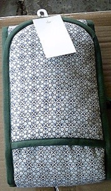 WOVEN TEXTILE DOUBLE OVEN GLOVE MADE FROM COTTON (OUTER SHELL), POLYESTER INNER OF WOVEN, PRINTED FABRIC AND WOVEN DYED BOUND, EDGING.

PRINTED PATTERNED DESIGN WITH DARK GREEN EDGING/PIPING.