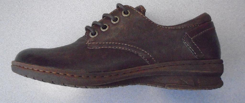 A BROWN LEATHER LACE UP CASUAL SHOE FOR LADIES. WITH UPPERS MADE OF LEATHER WITH A RUBBER OUTER SOLE. NOT COVERING THE ANKLE. WITH INSOLES OF LENGTH OF LESS THAN 24CM. WITH 4 PAIRS OF METAL LOOPS HOLDING THE LACE IN PLACE. 
THE SHOES HAS A 3CM WEDGE HEEL. WITH STITCHING AROUND THE HEEL, AND SIDES OF THE SHOE. WITH A PADDED INSOLE.