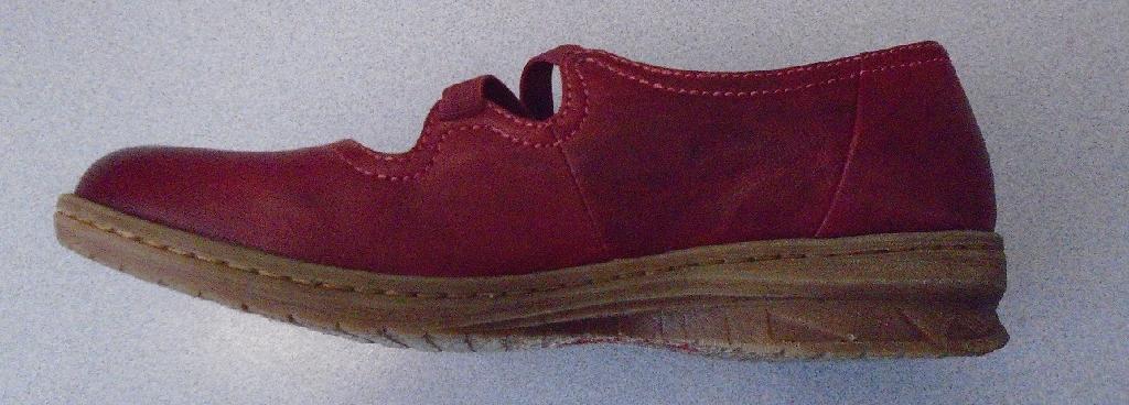A RED LEATHER SLIP-ON CASUAL SHOE FOR WOMEN. WITH UPPERS OF LEATHER AND OUTER SOLE OF RUBBER. NOT COVERING THE ANKLE. WITH INSOLES OF LESS THAN 24CM WITH ELASTICATED STRAPS TO THE TOP WHICH CREATE CUT-OUTS. WITH A PADDED INSOLE. WITH A 3CM WEDGE HEEL.