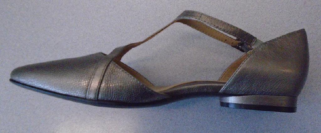 PEWTER LEATHER CASUAL SHOES FOR WOMEN WITH LEATHER UPPER AND RUBBER OUTER SOLE.
NOT COVERING THE ANKLE.
POINTED TOE WITH 1CM HEEL AND A THIN LEATHER STRAP UP THE FRONT AND AROUND THE FRONT OF THE ANKLE.
WITH INSOLES OF A LENGTH OF MORE THAN 24CM.
WITH A BUCKLE FASTENING AND CUT OUT DECORATION TO TOP FRONT OF SHOE.