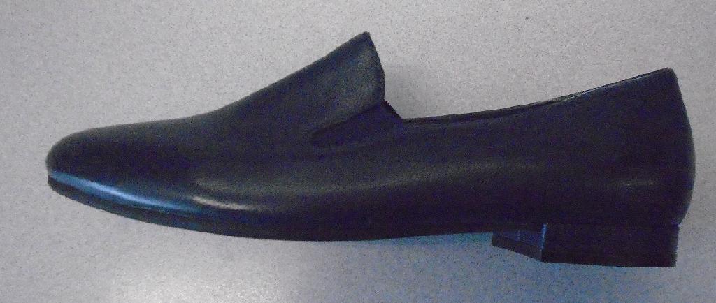 NAVY LEATHER CASUAL SLIP ON SHOES FOR LADIES. WITH UPPERS OF LEATHER AND OUTER SOLES OF RUBBER. NOT COVERING THE ANKLE. WITH PADDED INSOLES OF A LENGTH OF 24CM. WITH ELASTICATED GUSSETS TO SIDES OF VAMP. THE SHOES HAVE A 1.5CM HEEL.