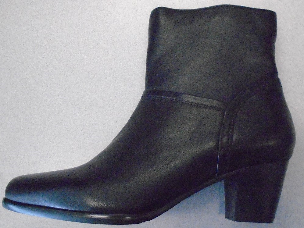 BLACK LEATHER ANKLE BOOT FOR WOMEN. COVERING THE ANKLE, BUT NOT PART OF THE CALF. WITH UPPERS OF LEATHER AND OUTER SOLES OF RUBBER. WITH A TEXTILE LINING AND PADDED INSOLE OF A LENGTH OF LESS THAN 24CM. WITH A 4.5CM HEEL AND A SIDE ZIP FASTENING. WITH STITCHED DETAIL AROUND THE FRONT AND HEEL OF BOOT.