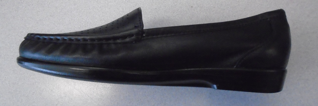 BLACK LEATHER CASUAL SLIP ON SHOES FOR LADIES. WITH UPPERS MADE OF LEATHER WITH A RUBBER OUTER SOLE. NOT COVERING THE ANKLE. WITH A PADDED REMOVABLE INSOLE. OF LENGTH OF MORE THAN 24CM. THE SHOES HAS A 2CM WEDGE HEEL.  WITH PERFORATION DESIGN TO TOP OF VAMP. WITH STITCHING DETAILING AROUND VAMP.