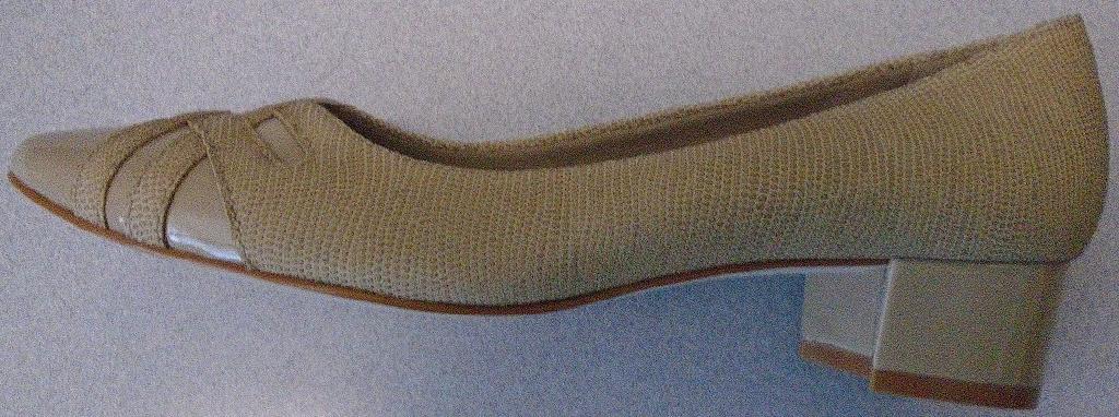TAUPE LEATHER COURT SLIP ON SHOE FOR WOMEN, WITH UPPERS OF BUBBLE MACHINE MADE LEATHER, AND OUTER SOLE OF RUBBER. NOT COVERING THE ANKLE. WITH PADDED INSOLES, WITH A LENGTH OF MORE THAN 24CM. THE SHOE HAS A CROSS PATTERN ACROSS THE FRONT OF THE FRONT THE SHOE HAS A 3CM PATENT HEEL, AND TOE.