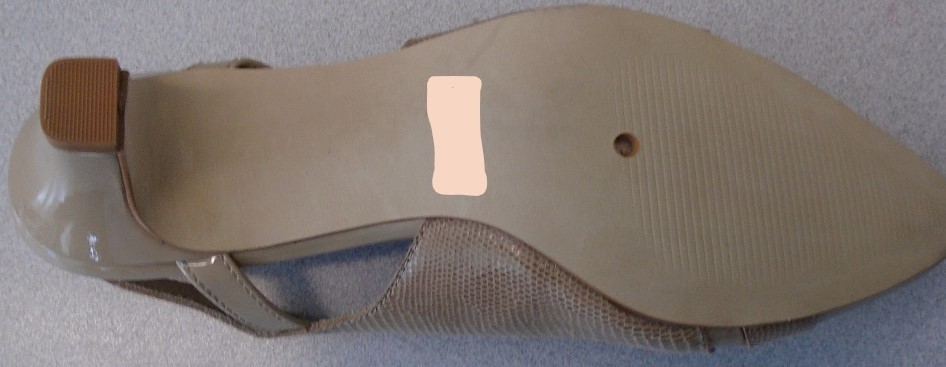 TAUPE LEATHER COURT SLING BACK WITH BUCKLE FASTENING SHOE FOR WOMEN. WITH UPPERS OF LEATHER AND OUTER SOLE OF RUBBER. WITH 4.5 CM PATENT HEEL AND TOE. NOT COVERING THE ANKLE. WITH PADDED INSOLES OF LENGTH OF MORE THAN 24CM. WITH BUBBLE MACHINE MADE LEATHER AND X-OVER DESIGN TO THE TOP OF VAMP.