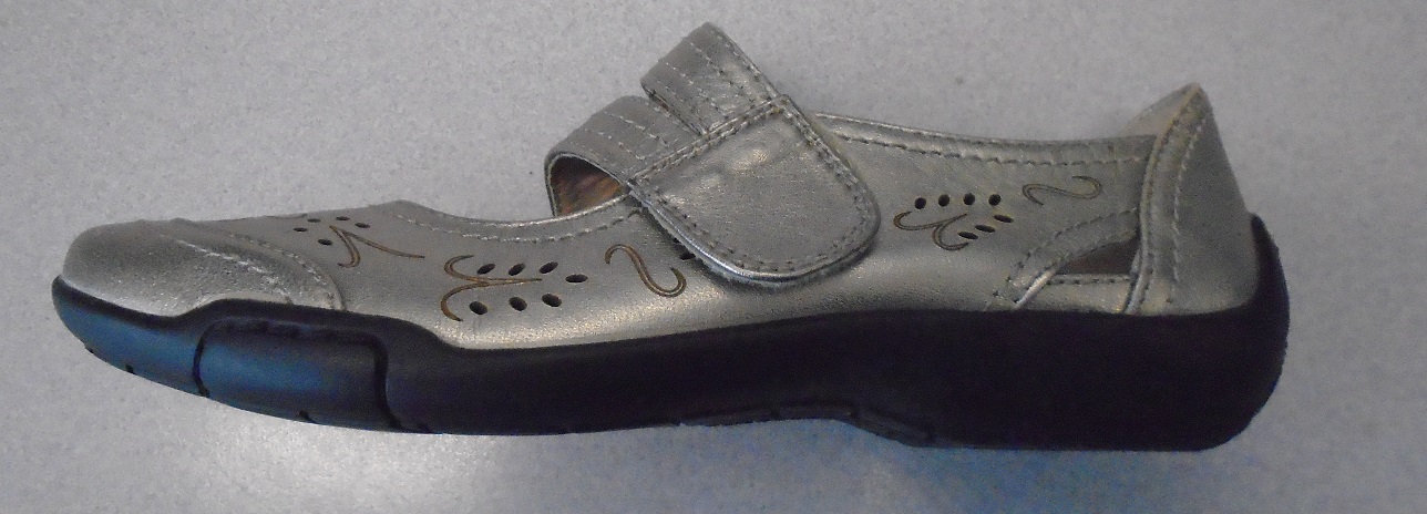 PEWTER LEATHER CASUAL SHOE FOR WOMEN. WITH UPPERS OF LEATHER AND OUTER SOLE OF RUBBER. NOT COVERING THE ANKLE. WITH PADDED INSOLES OF A LENGTH OF LESS THAN 24CM. WITH A FLAT HEEL. WITH A VELCRO CLOSE STRAP AND A CUT-OUT PATTERNED DESIGN UPPER.