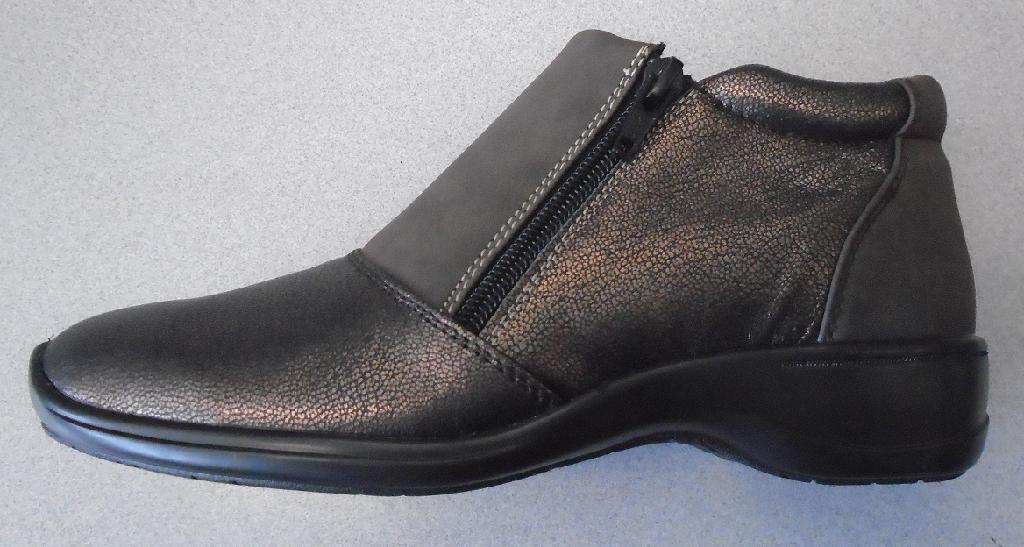 BROWN LEATHER BOOTIE FOR WOMEN. WITH UPPERS OF LEATHER AND NUBUCK LEATHER PANELS TO THE FRONT AND HEEL, AND OUTER SOLE OF RUBBER. NOT COVERING THE ANKLE. WITH PADDED REMOVABLE INSOLE OF A LENGTH OF 24CM. THE SHOE HAS A ZIP FASTENING ON BOTH SIDES AND A 3CM WEDGE HEEL.