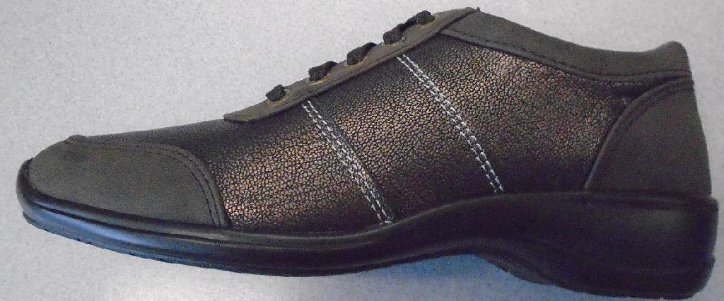 BROWN LEATHER CASUAL LACE UP SHOE FOR WOMEN WITH UPPERS OF LEATHER AND LEATHER NUBUCK PANELS TO TOP, LACE, HEEL AND TOE CAP SECTIONS. THE OUTER SOLE IS MADE OF RUBBER. THE SHOE HAS REMOVABLE PADDED INSOLES OF A LENGTH OF 24CM.  NOT COVERING THE ANKLE AND WITH A 3CM WEDGE HEEL. THE SHOE HAS 5 PAIRS OF METAL RINGS FOR HOLDING THE LACES IN PLACE.