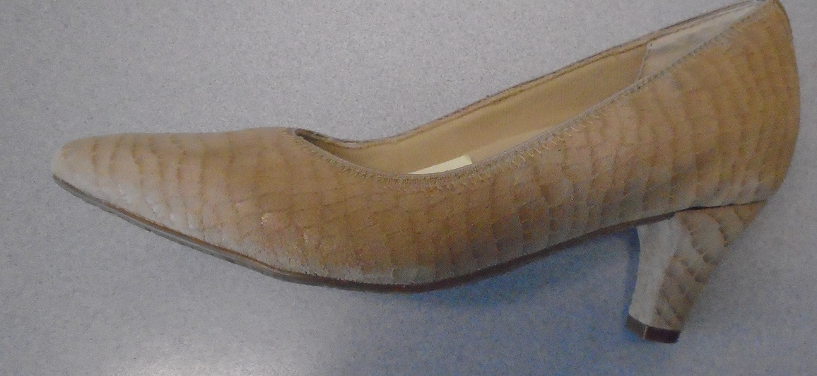 NUDE CROC SUEDE LEATHER COURT SLIP ON SHOE FOR WOMEN WITH UPPERS OF LEATHER AND OUTER SOLE OF RUBBER. NOT COVERING THE ANKLE. WITH PADDED REMOVABLE INSOLE OF A LENGTH OF MORE THAN 24CM.  
WITH A 5.5CM HEEL.