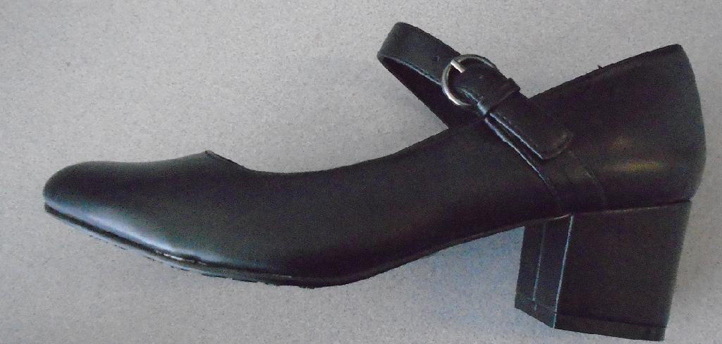 BLACK FAUX LEATHER COURT SHOE FOR LADIES. WITH UPPERS OF FAUX LEATHER AND OUTER SOLE OF RUBBER. NOT COVERING THE ANKLE AND WITH A PADDED INSOLE OF A LENGTH OF 24CM. WITH A 5CM HEEL, AND ALSO COVERED WITH FAUX LEATHER. THE SHOE HAS A STRAP ACROSS THE FRONT OF FOOT. WITH A BUCKLE FASTENING.