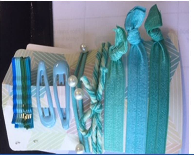 SET OF HAIR ACCESSORIES IN GREENS AND BLUES.
MADE UP OF 10 X HAIR GRIPS, 2 HAIR CLIPS, 2 HAIR BOBBLES (TEXTILE COVERED ELASTIC WITH ACRYLIC PEARL BEADS) ONE DOUBLE BOBBLE WHICH IS TEXTILE COLOURED ELASTIC IN 2 TONE COLOURS AND 3 HAIR TIES THAT ARE KNOTTED AT THE ENDS.
PACKED ON A DECORATIVE CARDBOARD BACKING AND INSIDE OF A POLYBAG. THE SET IS SOLD TO THE END USER AND THE PRODUCTS ARE INTENDED TO BE USED TOGETHER.