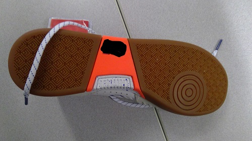 MEN'S LACE UP TRAINER STYLE SHOE.  SHOE IS WHITE AND GREY IN COLOUR.   WHITE AND BLUE LACES.  UPPERS OF LEATHER, SUEDE (LEATHER) AND TEXTILE MATERIAL.  THE LEATHER PREDOMINATES BY AREA AND IS CONSIDERED TO BE THE VIABLE UPPER.  LABEL ON TONGUE GIVES SHOE STYLE.  COMPANY LOGO ON BOTH SIDES OF UPPER.  OUTER SOLES OF RUBBER.  WHITE AND BLUE SPECKLED MID SOLE AND ARCH SUPPORT.  LINING OF OTHER MATERIALS.  TEXTILE LOOP IN BLUE, ORANGE AND GREY AT HEEL.  2 CMS FLAT FEEL HEEL.  REMOVABLE INNER SOLE.  NOT COVERING THE ANKLE.  INSOLES OF A LENGTH MORE THAN 24 CMS.