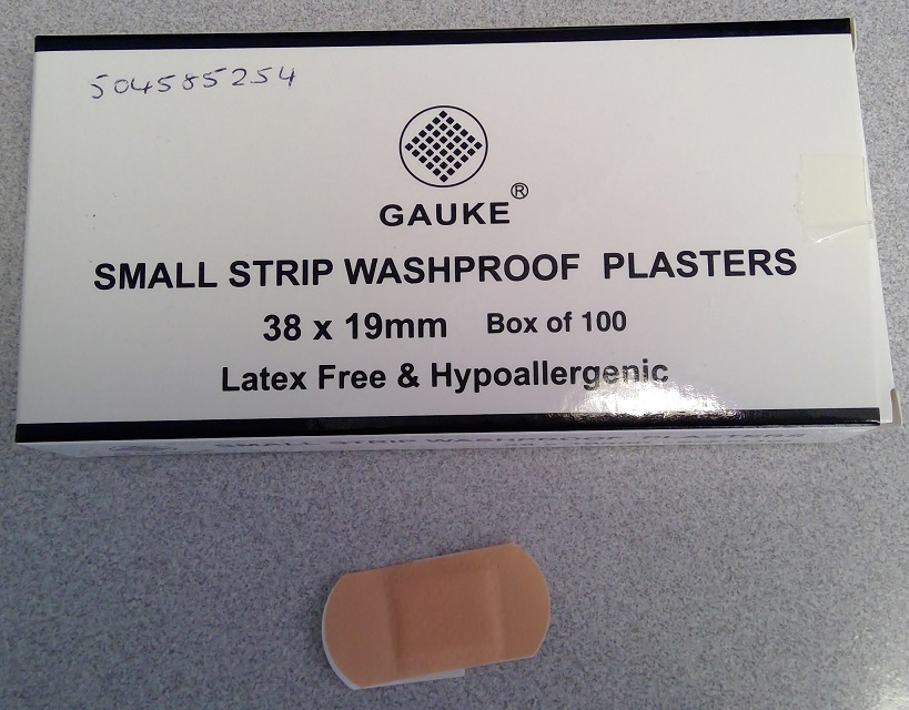 PE (POLYETHYLENE) ADHESIVE PLASTER DRESSING SMALL STRIP 38 X 19mm.
DESIGNED TO FIT DIFFERENT AREAS OF THE BODY. FOR MEDICAL PURPOSES. THE PLASTERS ARE COLOURED PINK/PEACH
THE PLASTER IS A POLYETHYLENE BASE MATERIAL WITH A CENTRAL ABSORBENT GAUZE PAD DESIGNED TO BE PLACED OVER A WOUND. LATEX FREE & HYPOALLERGENIC. THEY ARE WRAPPED IN A STERILE WHITE PAPER SLEEVE. THE PLASTERS HAVE A CENTRAL ABSORBENT GAUZE PAD AND A TWO PART RELEASE PAPER SITUATED ON THE REVERSE OF THE PLASTER WHICH IS IN CONTACT WITH THE ADHESIVE LAYER, THESE ARE REMOVED WHEN APPLIED TO THE SKIN. PRESENTED IN A WHITE & BLACK DETAIL CARDBOARD BOX OF 100 PLASTERS.