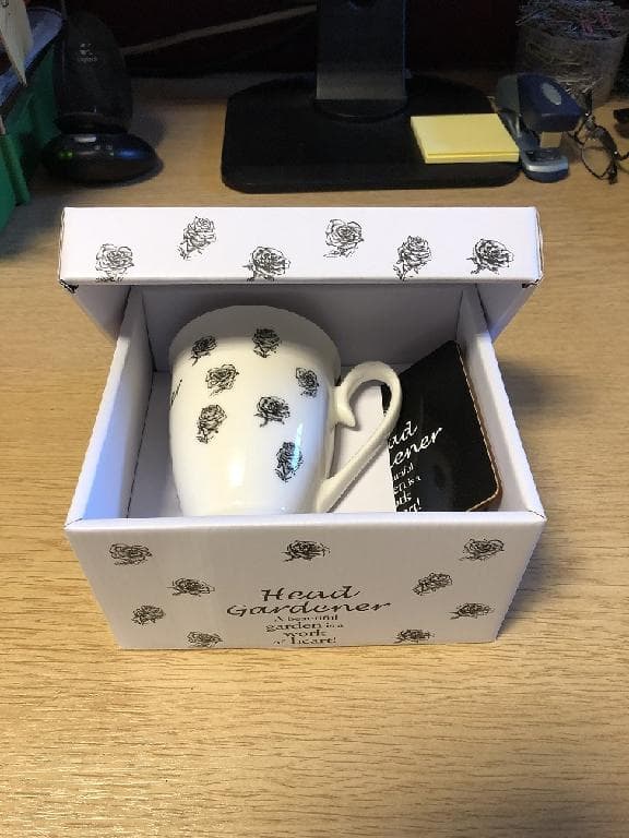DECORATIVE COASTER MADE FROM MDF WITH A THIN CORK BASE AND A GLOSSY PAPER STICKER ON TOP. THE SIZE OF THE COASTER IS 9.3CM X 9.3CM AND 4MM THICK
IT IS BLACK IN COLOUR WITH THE WORDS HEAD GARDENER A BEAUTIFUL GARDEN IS A WORK OF HEART!
THE COASTER IS PACKAGED WITH A  MUG IN A DECORATIVE BOX AS PART OF A SET THAT HAVE BEEN CLASSIFIED SEPARATELY.