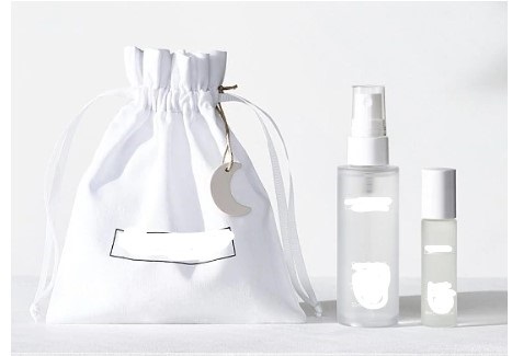 MINI SLEEP SET. THE PRODUCT COMPRISES A 10ML BOTTLE OF PULSE POINT FRAGRANCED OIL AND A 50ML BOTTLE OF FRAGRANCED MIST.  
PULSE POINT INGREDIENTS: SWEET ALMOND OIL, FRAGRANCE, LAVANDULA HYBRIDA OIL, BERGAMOT FRUIT OIL, LAVANDER OIL, JOJOBA SEED OIL, TOCOPHEROL, ANTHEMIS NOBILIS FLOWER OIL, CEDRUS DEODARA WOOD OIL, JUNIPERUS MEXICANA WOOD OIL, POGOSTEMON CABLIN LEAF OIL, CLARY OIL, VETIVERIA ZIZANOIDES ROOT OIL, BULNESIA SARMIENTOI EXTRACT, GERANIOL, LIMONENE, LINALOOL 
SLEEP MIST INGREDIENTS: ALCOHOL ( DENATURED), WATER, POLYSORBATE 20, FRAGRANCE, LAVANDULA HYBRIDA OIL, BERGAMOT FRUIT OIL, LAVANDER OIL, ANTHEMIS NOBILIS FLOWER OIL, CEDRUS DEODARA WOOD OIL, JUNIPERUS MEXICANA OIL, POGOSTEMON CABLIN LEAF OIL, CLARY OIL, VETIVERIA ZIZANOIDES ROOT OIL, BULNESIA SARMIENTOI EXTRACT, GERANIOL, LIMONENE, LINALOOL 
THE OIL IS TO BE USED ON THE PULSE AND THE FRAGRANCED MIST IS TO BE SPRAYED IN THE ROOM, BOTH PRODUCTS ARE USED TO HELP PROMOTE SLEEP.
PACKAGED IN A DISPOSABLE COTTON DRAWSTRING BAG WITH A HANGING MOON SHAPED EARTHENWARE DECORATION TIED TO THE BAG. 
TO BE PUT UP FOR RETAIL SALE.