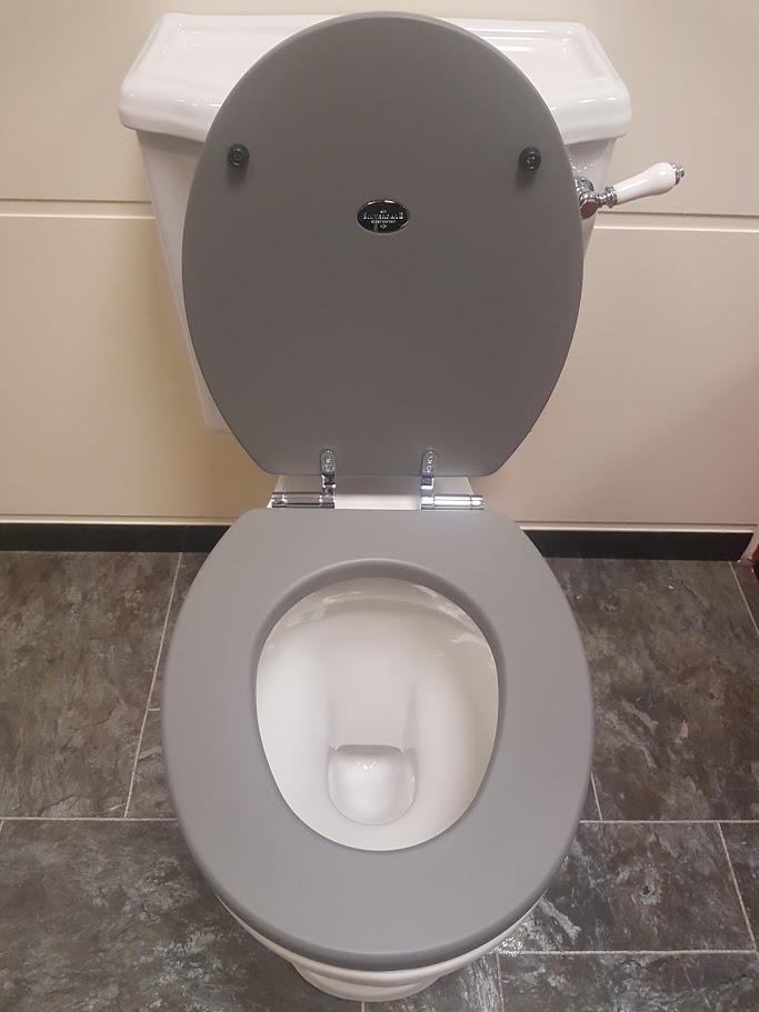 HARDWOOD TOILET SEAT STANDARD OR SOFT CLOSE. MADE FROM EITHER OAK OR MAHOGANY, AVAILABLE IN LIGHT OAK, DARK OAK, MAHOGANY, EBONY BLACK OR GREY WITH EITHER CHROME, INCALUX OR NICKEL HINGES, INCLUDES A BRANDED PLAQUE AND SOFT RUBBER BUFFERS.