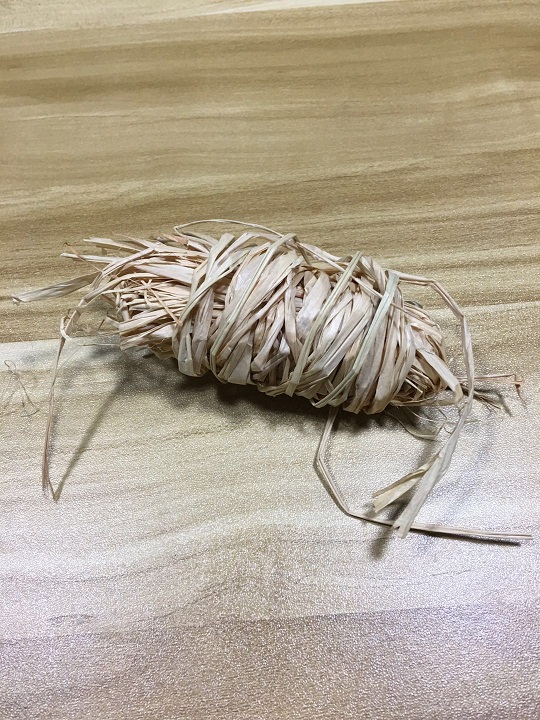 LAFITE GRASS, THE PRODUCT IS MADE OF DRIED LAFITE GRASS - STRAW LIKE IN APPEARANCE. THE GRASS IS IN BUNDLES OF 7M IN LENGTH X 5MM WIDE AND NO MORE THAN 1MM THICK. THE GRASS IS USED FOR TYING PLANT LABELS TO PLANTS OR PLANT CANES FOR SECURITY. THE GRASS IS PART OF A COLLECTION OF GARDENING ITEMS THAT ARE IN A GIFT TIN (EACH ITEM IS CLASSIFIED SEPARATELY). THE WHOLE PRODUCT IS PACKAGED TOGETHER IN A GIFT TIN AND PACKAGED WITH A COLOUR LABEL AND SHRINK WRAPPED.
