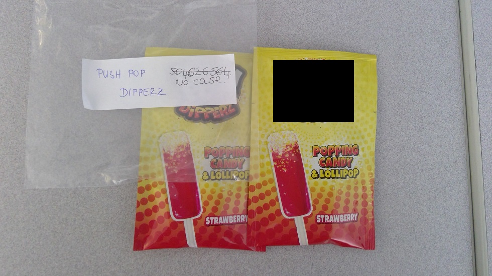 BOILED SWEET LOLLIPOP STRAWBERRY FLAVOURED WITH LEMON FLAVOURED POPPING CANDY. 
INGREDIENTS: SUGAR, GLUCOSE SYRUP, FLAVOURING, COLOURINGS, ACID, LACTOSE, CARBON DIOXIDE. 
SUCROSE 68.2% STARCH/GLUCOSE 32.8%
LOLLIPOP IS INCLUDED WITH THE POPPING CANDY.
INDIVIDUALLY PACKAGED TOGETHER IN A PINK RECTANGULAR PACKET.