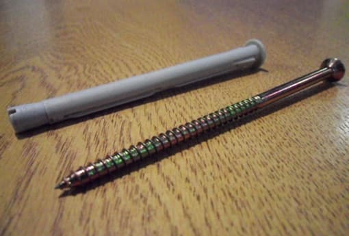 FLAT HEAD, CROSS RECESS, COARSE PARTIAL THREAD, SHARP POINT SCREW, MANUFACTURED FROM CARBON STEEL WITH ELECTRODEPOSITED ANTI-CORROSION COATING. WITH NYLON PLUG AND NUT. USED IN THE MECHANICAL JOINTING OF ITEMS TO CONCRETE, BRICK AND OTHER MASONRY.