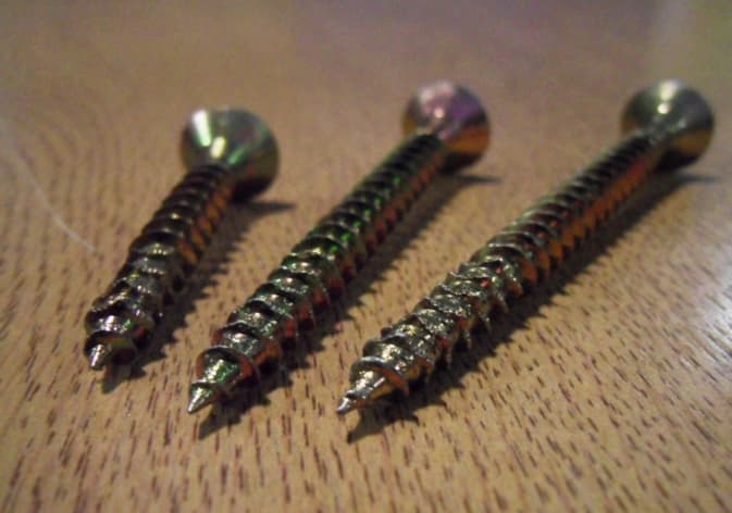 DOUBLE COUNTERSUNK FLAT HEAD, CROSS RECESS, PATENTED CUTTING THREAD, SHARP POINT, CARBON STEEL SCREW WITH ELECTRODEPOSITED ANTI-CORROSION COATING AND DRY WAX LUBRICATION. FOR USE IN THE MECHANICAL JOINTING OF WOOD, PVCU AND COMPOSITE MATERIALS.
