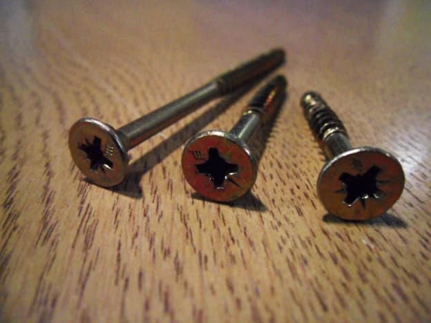 DOUBLE COUNTERSUNK FLAT HEAD WITH UNDER-HEAD RIBS, CROSS RECESS, PATENTED PARTIAL CUTTING THREAD, SHARP POINT, CARBON STEEL SCREWS WITH ELECTRODEPOSITED ANTI-CORROSION COATING AND DRY WAX LUBRICATION.
FOR USE IN THE MECHANICAL JOINTING OF TIMBER STRUCTURES, PVC AND COMPOSITE MATERIALS.