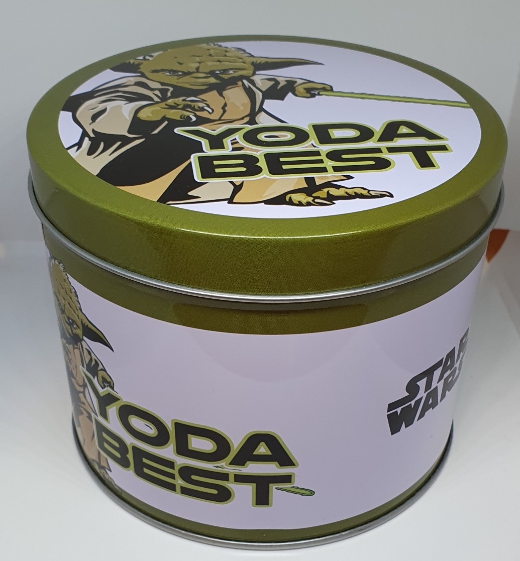 A LIDDED CYLINDRICAL METAL STORAGE BOX FORMED FROM ROLLED STEEL WITH A METAL WALL THICKNESS OF 0,5 MM OR MORE. METAL LID AND BOX HAS A DECORATIVE PRINTED SURFACE. METAL BOX DIMENSIONS: HEIGHT 105 MM X DIAMETER 130 MM - CAPACITY 1.25 LITRES.
