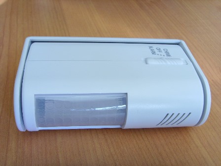 Alarmni uređaj koji se sastoji od detektora pokreta i aparata za zvučnu signalizaciju ugrađenih u zajedničko plastično kućište dimenzija cca. 11 x 7 x 3,5 cm. Tehničke karakteristike: izvor napajanja- baterija 9V (nije priložena uz uređaj), domet detekcije 8 m, kut detekcije 60 stupnjeva, način rada-zvonce ili alarm, glasnoća alarma >70 dB.
Uređaj ima funkciju ukapčanja zvučnog signala nakon detekcije kretanja. Namijenjen je samo za unutrašnju uporabu u suhim prostorima, a montira se pomoću vijaka na zid, strop (npr. iznad ulaznih vrata i prozora) ili druge pozicije u zgradi. Proizvod je pakiran u kartonskoj kutiji zajedno s vijcima i tiplama za montažu.