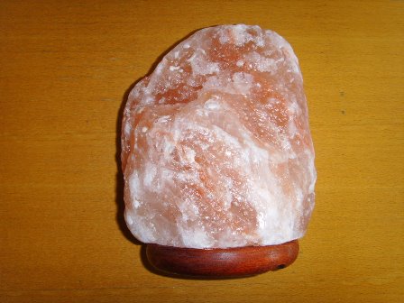Kućište za stolnu svjetiljku, sastavljeno od sjenila od himalajske soli i drvenog postolja međusobno spojenih vijcima, približne visine 16 cm. Sjenilo je izrađeno od grumena himalajske soli nepravilnog oblika, a na dnu ima šupljinu dubine približno 7 cm i promjera 4 cm u koju se ugrađuje električni izvor svjetlosti.
Isporučuje se bez električne žarulje, grla i kabela koji se ugrađuju naknadno i nisu predmet ovog OTI.