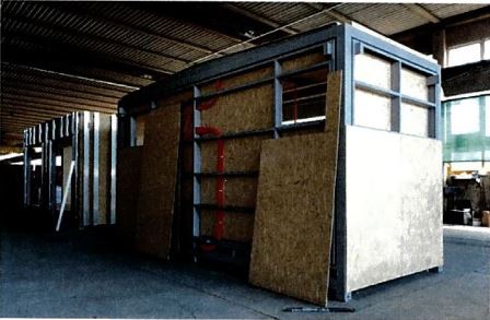 Montažna kuća, u nesastavljenom stanju, koja se sastoji od 2 ili više osnovnih tipova modula. Osnovni tipovi modula su: stambeni modul dimenzija 6 m x 2,5 m x 3 m i ulazni modul dimenzija 3 m x 2,5 m x 3 m, (DxŠxV). Montažna kuća ima čeličnu konstrukciju, a zidovi i podovi su izrađeni od OSB ploča, toplinske izolacije, limova i gips kartonskih ploča pričvršćenih na čeličnu konstrukciju.
Kuća ima ugrađene električne i vodovodne instalacije, a može imati ugrađenu opremu za grijanje i klimatizaciju, sanitarnu opremu, kuhinjsku opremu i ugrađeno pokućstvo ili namijenjeno ugradnji. Isporučuje se u nesastavljenom stanju u obliku gotovih modula za brzu montažu.
Razvrstavanje u navedenu tarifnu oznaku uvjetovano je istovremenim podnošenjem cjelovite montažne kuće u nesastavljenom stanju ili necjelovite montažne kuće s bitnim značajkama cjelovite, u nesastavljenom stanju.