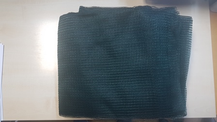Mreža pravokutnog oblika s presavijenim i porubljenim rubovima, dimenzija 2m x 10m. Izrađena je od bojenih polietilenskih filamenata u konstrukciji osnovinog pletiva  s otvorenom mrežastom strukturom. Veličina otvora je približno 8,5 mm x 6 mm.
Koristi se u poljoprivredi za zaštitu sadnica i usjeva od tuče. Pakirana je u plastičnu vrećicu.