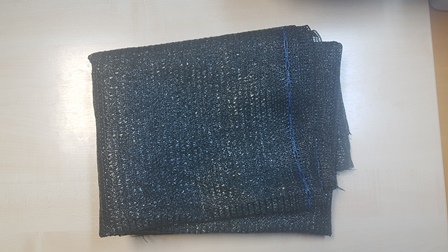 Mreža za zasjenjivanje, izrađena od bojanih polietilenskih traka  širine približno 1,5 mm  i 0,8 mm u konstrukciji osnovinog pletiva. Proizvod ne sadrži elastomernu pređu niti gumene niti.
Mreža smanjuje prolaz sunčevog svjetla za 90 %. Isporučuje se u metraži namotana na role širine 2 m, dužine 100 m.