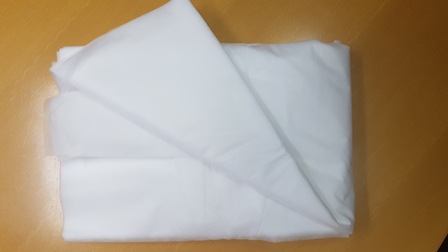 Netkani tekstilni materijal izrezan u pravokutni oblik bez daljnje obrade, dimenzija 1,6 x 10 m, mase 18  g/m². Proizveden je iz rezanih sintetičkih vlakana (100 % polipropilen).
Proizvod štiti bilje i povrtne kulture od gubitka vlage i isušivanja tla. Isporučuje se pakiran u plastičnoj vrećici.