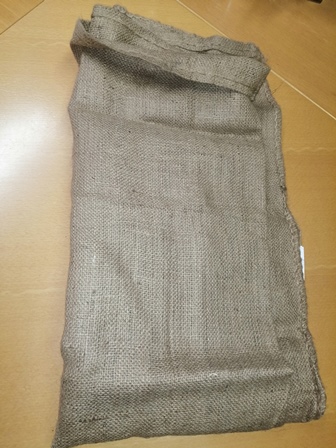 Vreće za pakiranje robe izrađene od jutene tkanine, sastavljene su šivanjem s dvije strane, dimenzija 56 x 110 cm, težine približno 400 g.
Proizvod se isporučuje u pakiranju po 1000 vreća vezanih u bale s polietilenskim trakama. Proizvod se koristi za pakiranje robe.