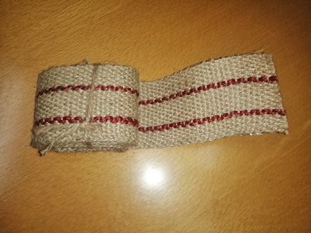 Tkana traka od jute, širine 4,5 cm, duljine 50 m, namotana u rolu.
Proizvod se isporučuje u pakiranju od  24 komada u jutenoj vreći.
Traka se koristi za fiksiranje sadnica drveća.