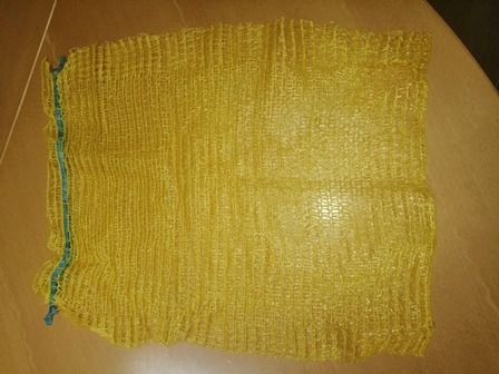 Vreća za pakiranje robe izrađena pletenjem od polietilenskih vrpci u strukturi otvorene mreže (osnovino pletivo). Širina vrpci približno iznosi 2 mm. Na otvoru za punjenje umetnuta je vrpca za zatezanje.
Proizvod se koristi za pakiranje prehrambenih i neprehrambenih proizvoda. Isporučuje se u raznim bojama i dimenzijama.