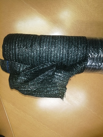 Mreža za zasjenjivanje, izrađena od bojanih polietilenskih traka očevidne širine manje od 5 mm u konstrukciji osnovinog pletiva. Proizvod ne sadrži elastomernu pređu niti gumene niti.
Mreža služi za zasjenjivanje, smanjuje prolaz sunčevog svjetla za 90 %. Isporučuje se u metraži namotana na role u različitim širinama i dužinama 2x5 m, 3x5 m, 2x10 m, 3x10 m....